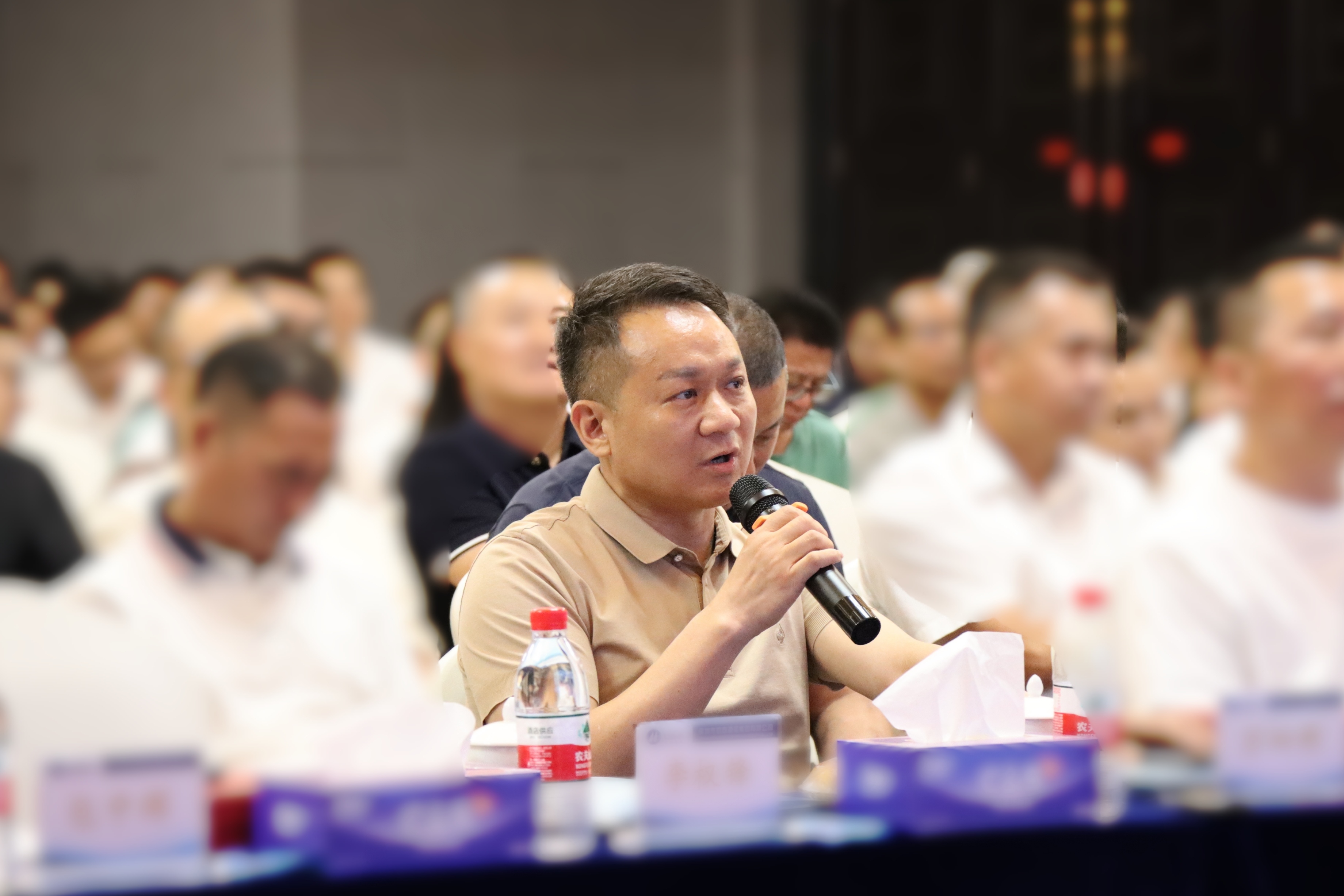 港創(chuàng)建材公司董事、總經(jīng)理萬泗新發(fā)言.jpg